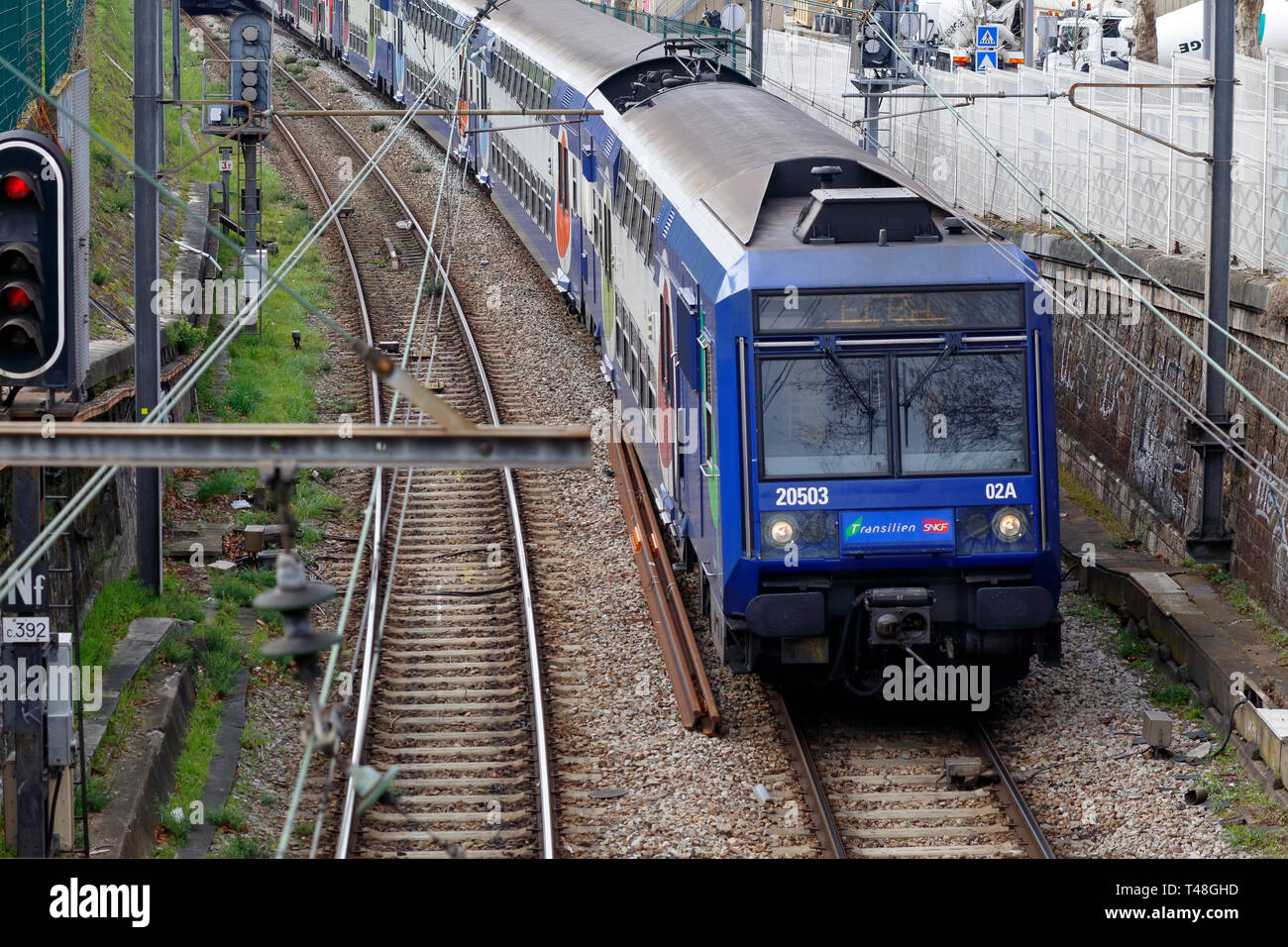 Un treno suburbano SNCF Transilien Z 20503 che si avvicina alla stazione di Javel a Parigi, Francia Foto Stock