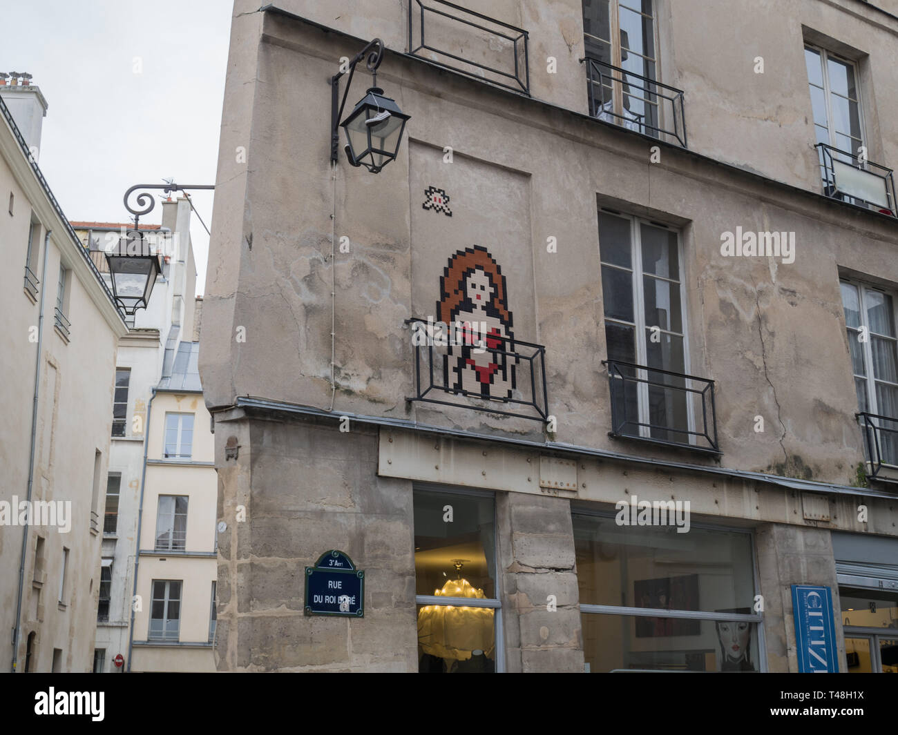 Arte di strada in dall'artista invasore sulla Rue du Roi Doré a Parigi Foto Stock