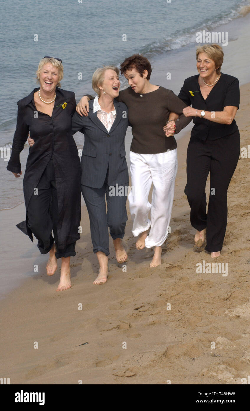 CANNES, Francia. 16 maggio 2003: LtR: TRICIA STEWART, Helen Mirren, JULIE WALTERS & ANGELA BAKER a photocall a Cannes per il loro nuovo film Calendar Girls. Foto Stock