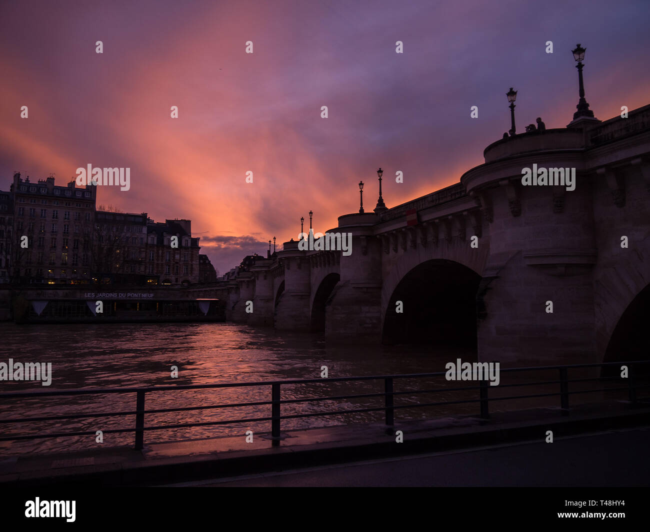 La gente a guardare il tramonto di Parigi al Pont de la Concorde Foto Stock