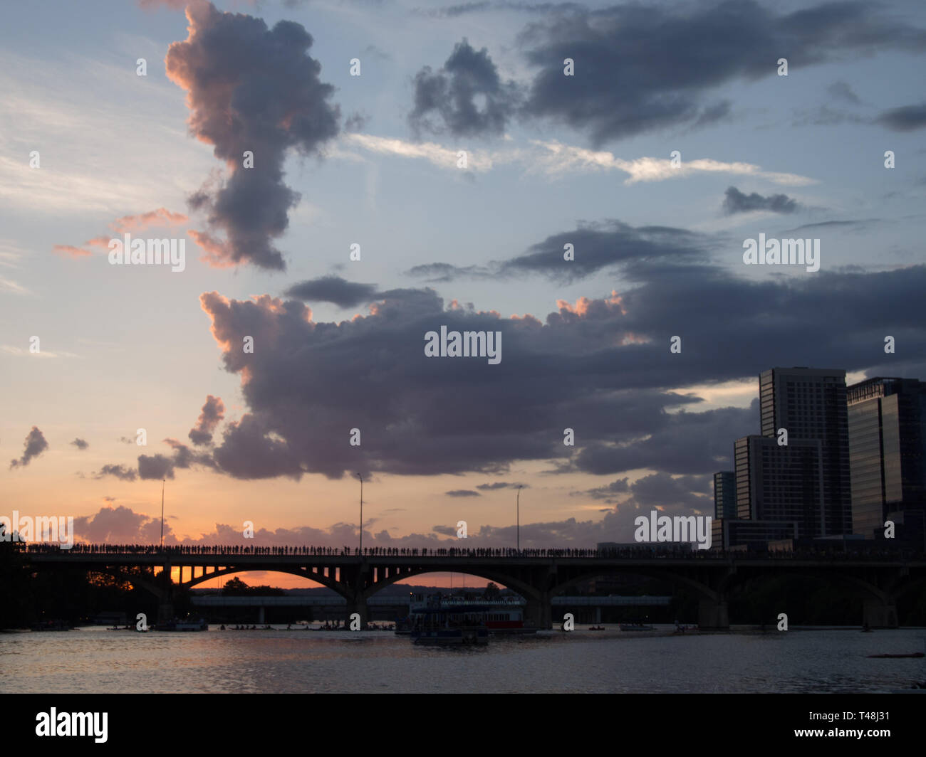 Mentre il sole tramonta, centinaia di spettatori aspettano sui pipistrelli per emergere dal ponte di Congress Avenue ad Austin, Texas Foto Stock