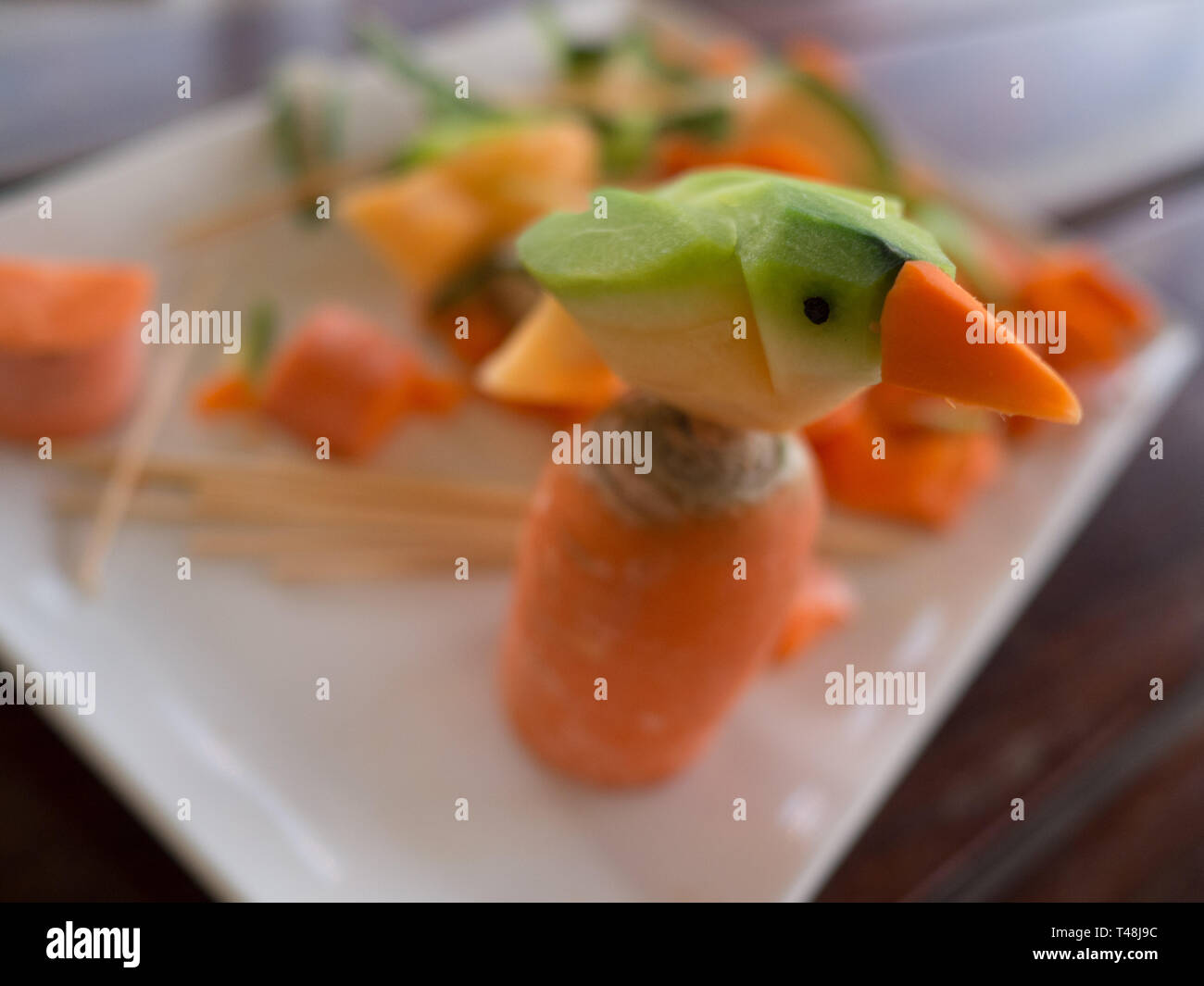 Arte cibo: uccello fatta di carota e canteloupe Foto Stock