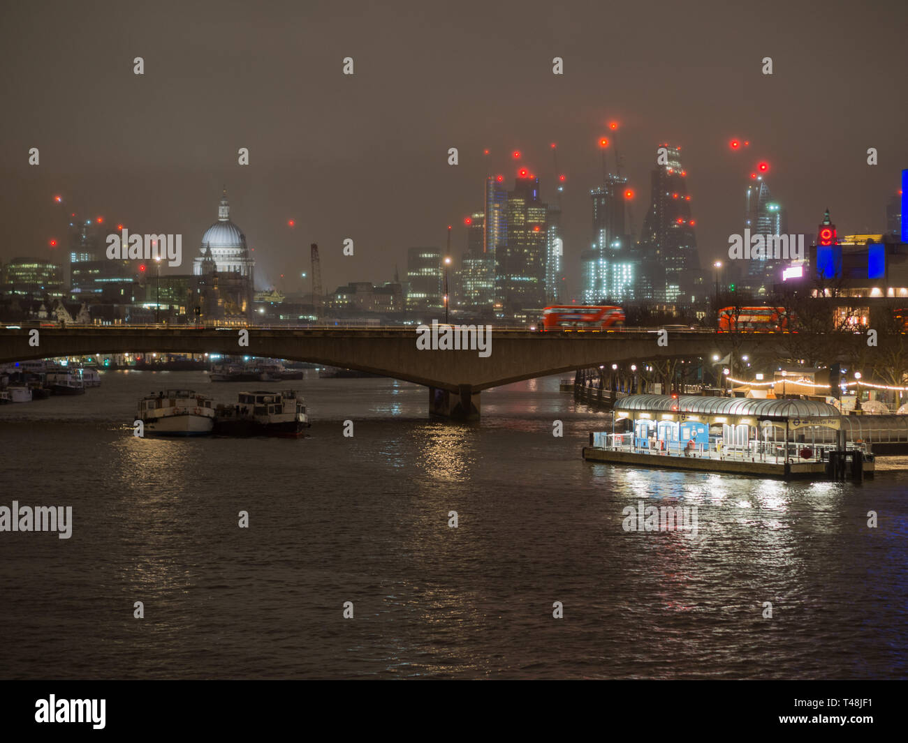 Londra di notte: una vista sul Tamigi tra cui Waterloo Bridge, la Cattedrale di San Paolo e la skyline di Londra Foto Stock