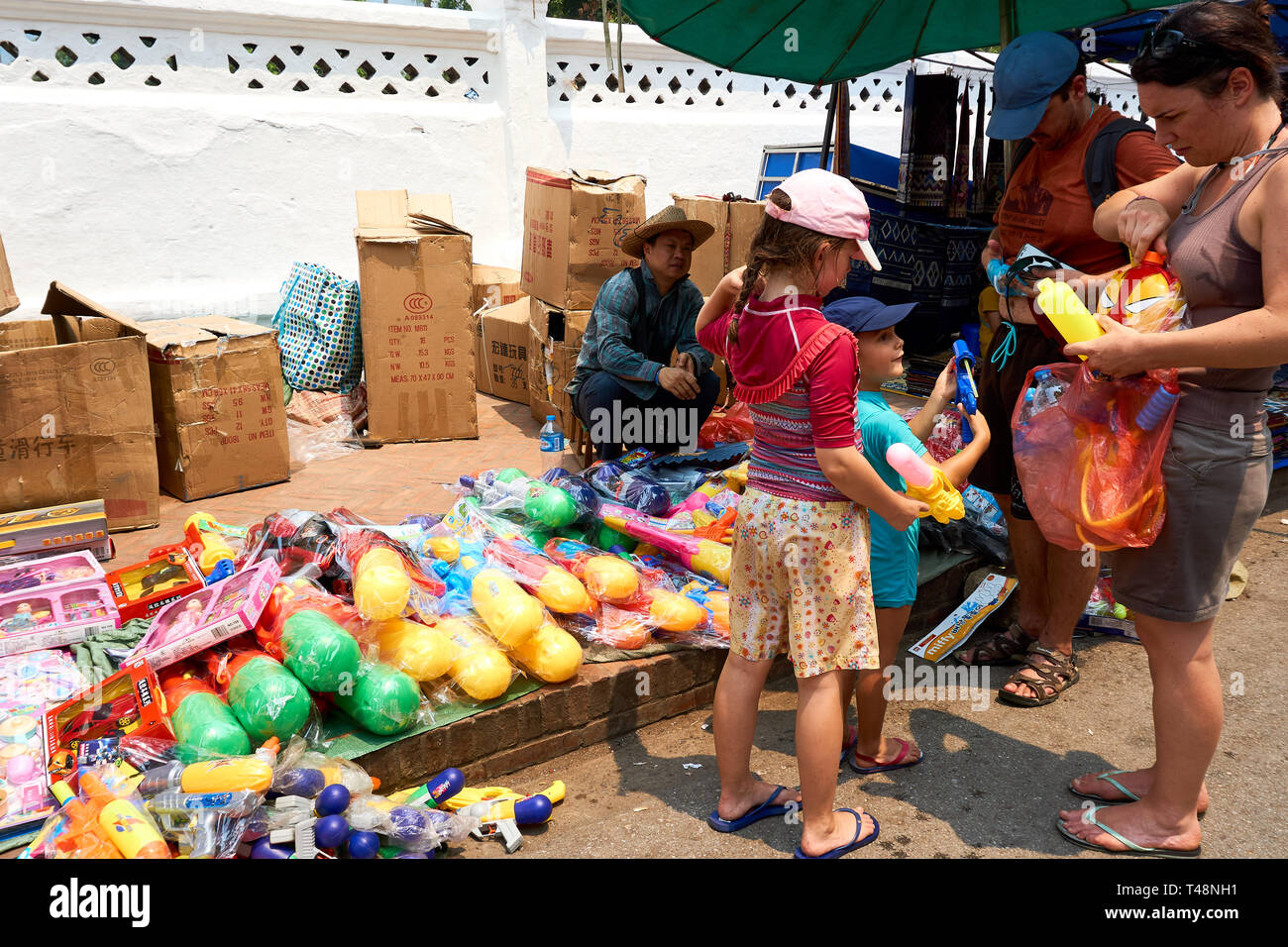 LUANG Prabang, Laos - Aprile 14, 2019. Locale popolo Lao celebrando Pi Mai, al mercato. Lao Anno nuovo, grande festa dell'acqua Foto Stock