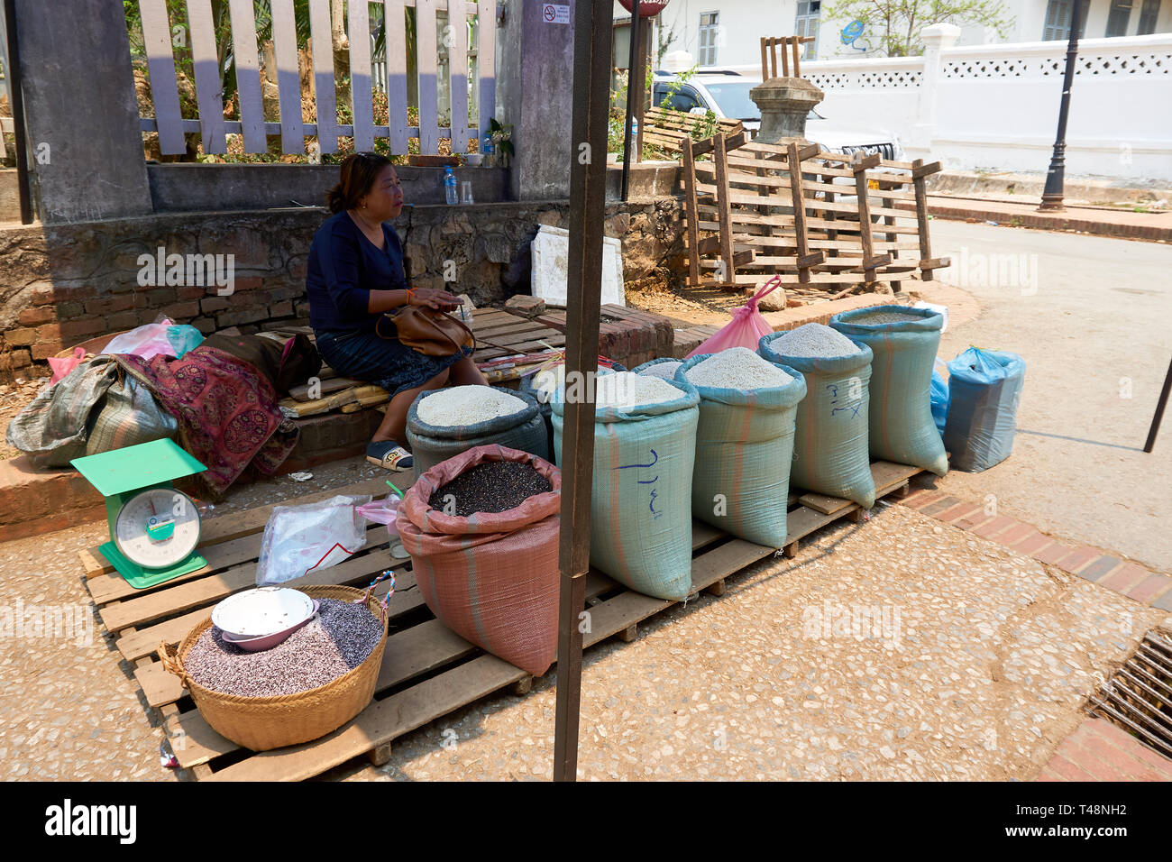 LUANG Prabang, Laos - Aprile 14, 2019. Locale popolo Lao celebrando Pi Mai, al mercato. Lao Anno nuovo, grande festa dell'acqua Foto Stock
