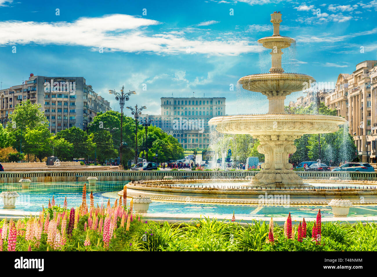 Fontana della piazza centrale di Bucarest, la capitale della Romania. Foto Stock