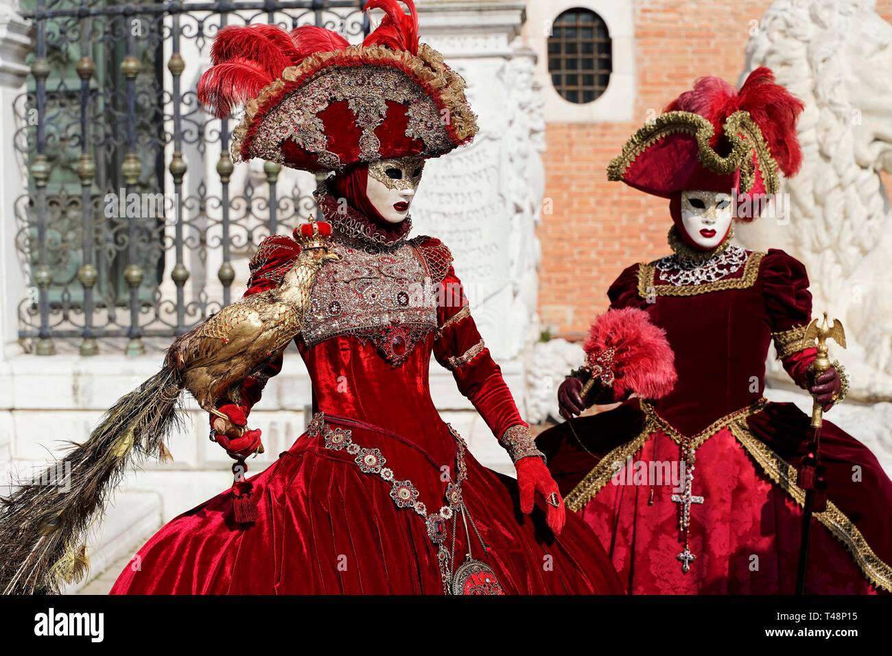 Donne in costume, tradizionali maschere veneziane, il carnevale di Venezia,  Veneto, Italia Foto stock - Alamy