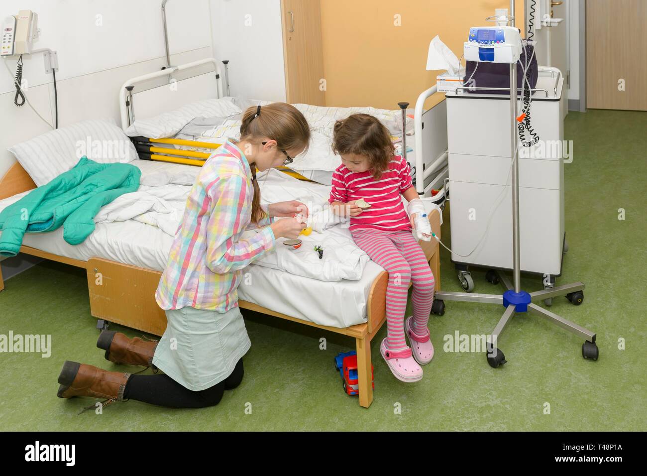 Ragazza 3 anni, visita della sorella, 12 anni, nell ospedale, Germania Foto Stock