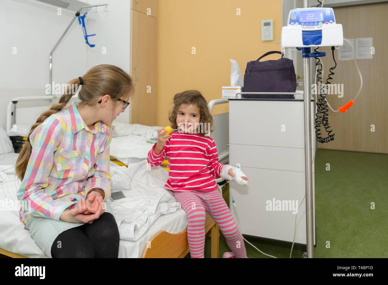 Ragazza 3 anni, visita della sorella, 12 anni, nell ospedale, Germania Foto Stock