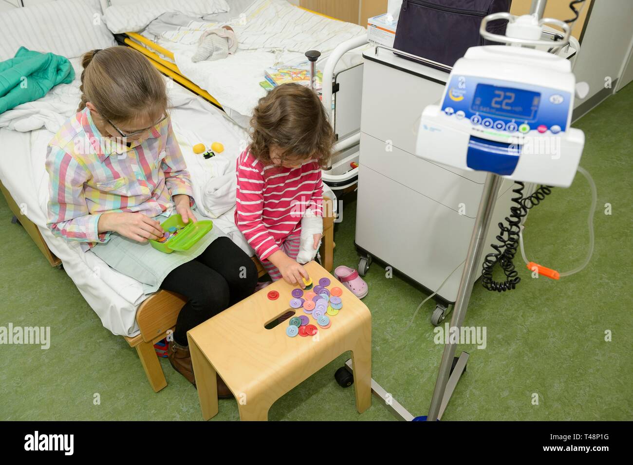 Ragazza 3 anni, visita della sorella, 12 anni, nell ospedale, Germania Foto Stock