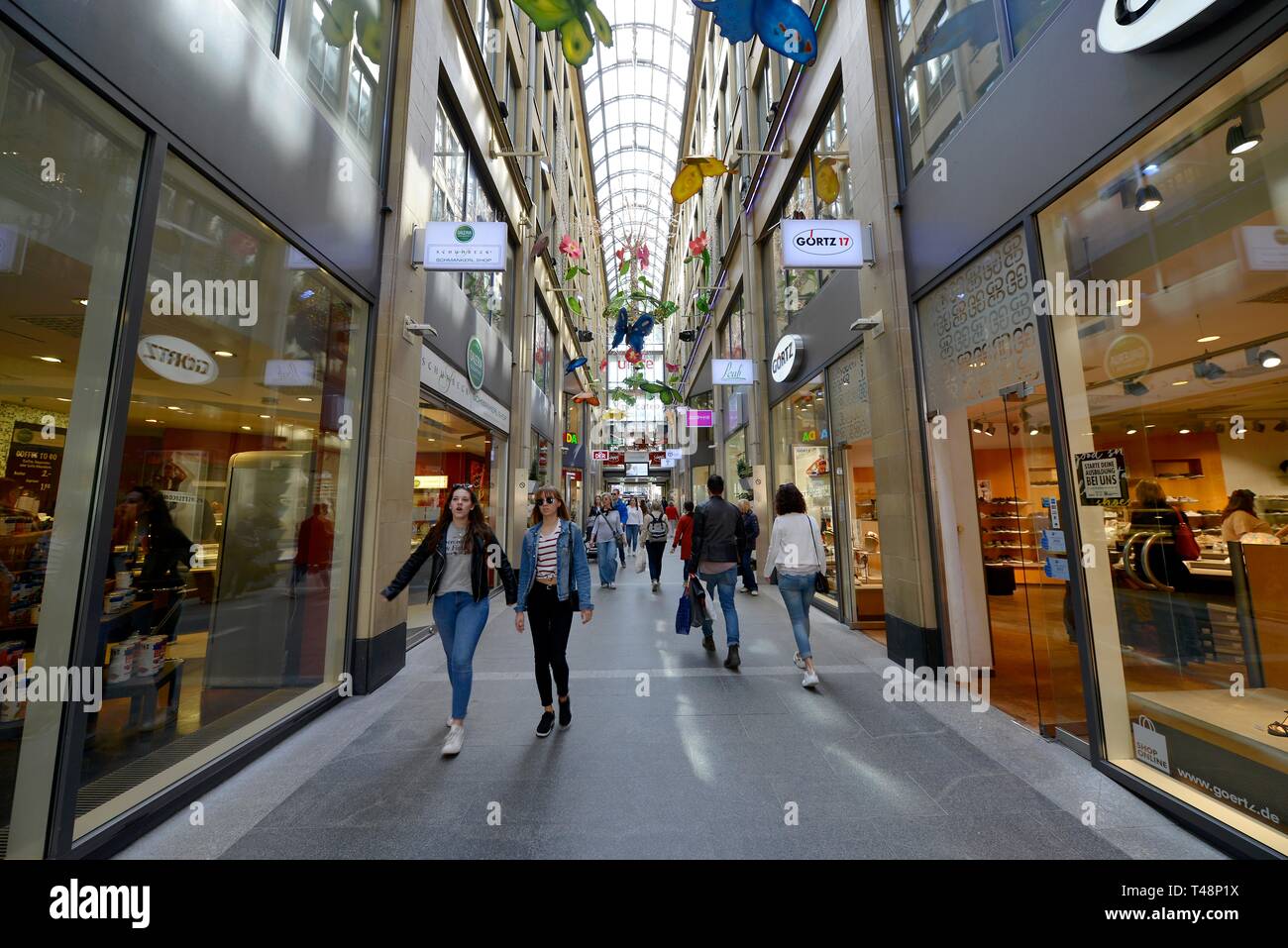 I passanti nel passaggio Kaufingertor, shopping mall, Kaufingerstrasse, Monaco di Baviera, Germania Foto Stock