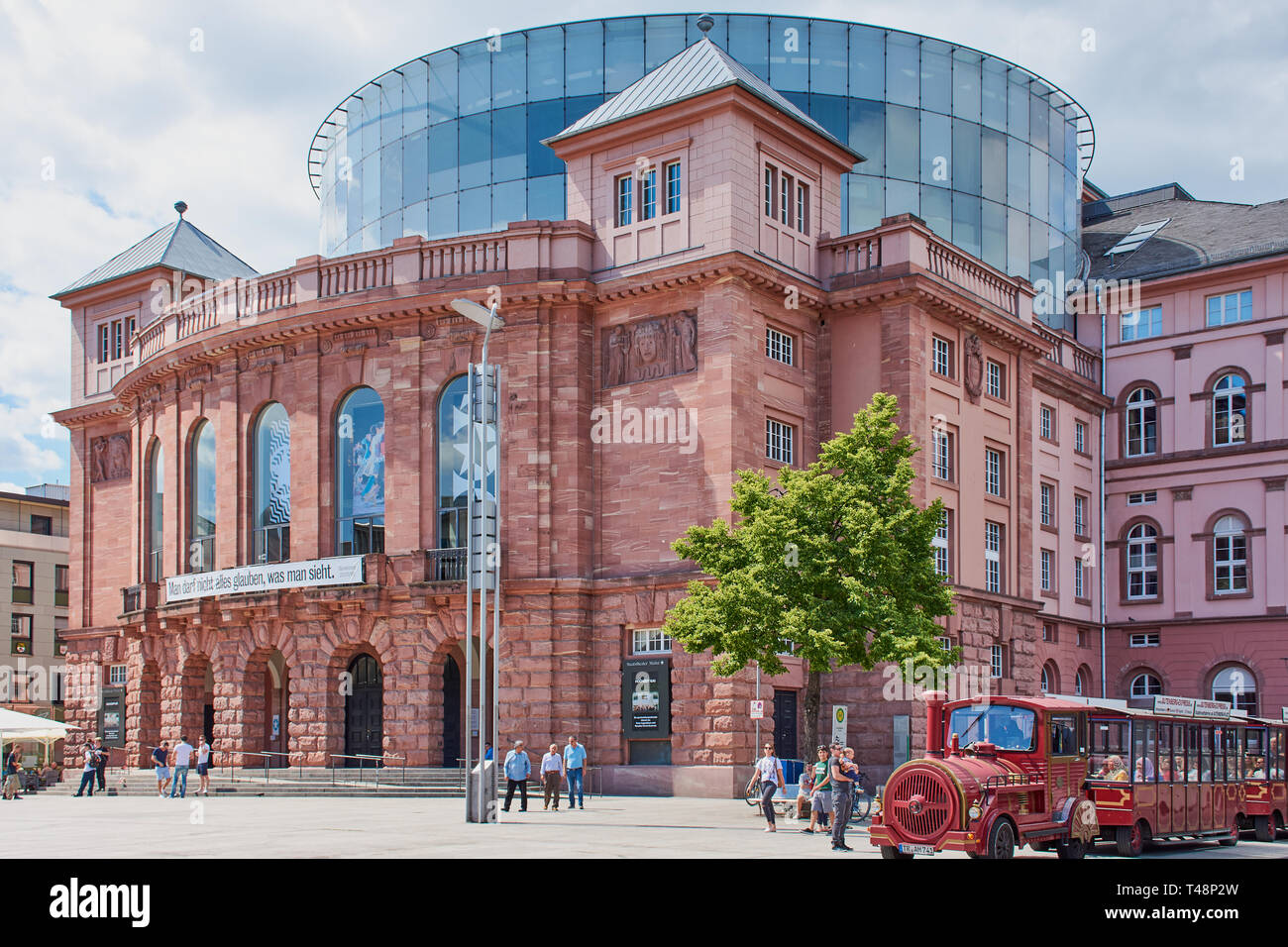Mainz, Germania - 25 Maggio 2017: Teatro di Stato di Mainz in una giornata di sole con persone davanti e una escursione in treno accanto a. Foto Stock