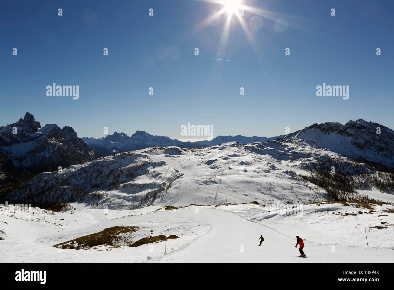 Sciatore sulla pista da sci Tognola, stazione sciistica di San Martino di Castrozza, Trentino, Italia Foto Stock