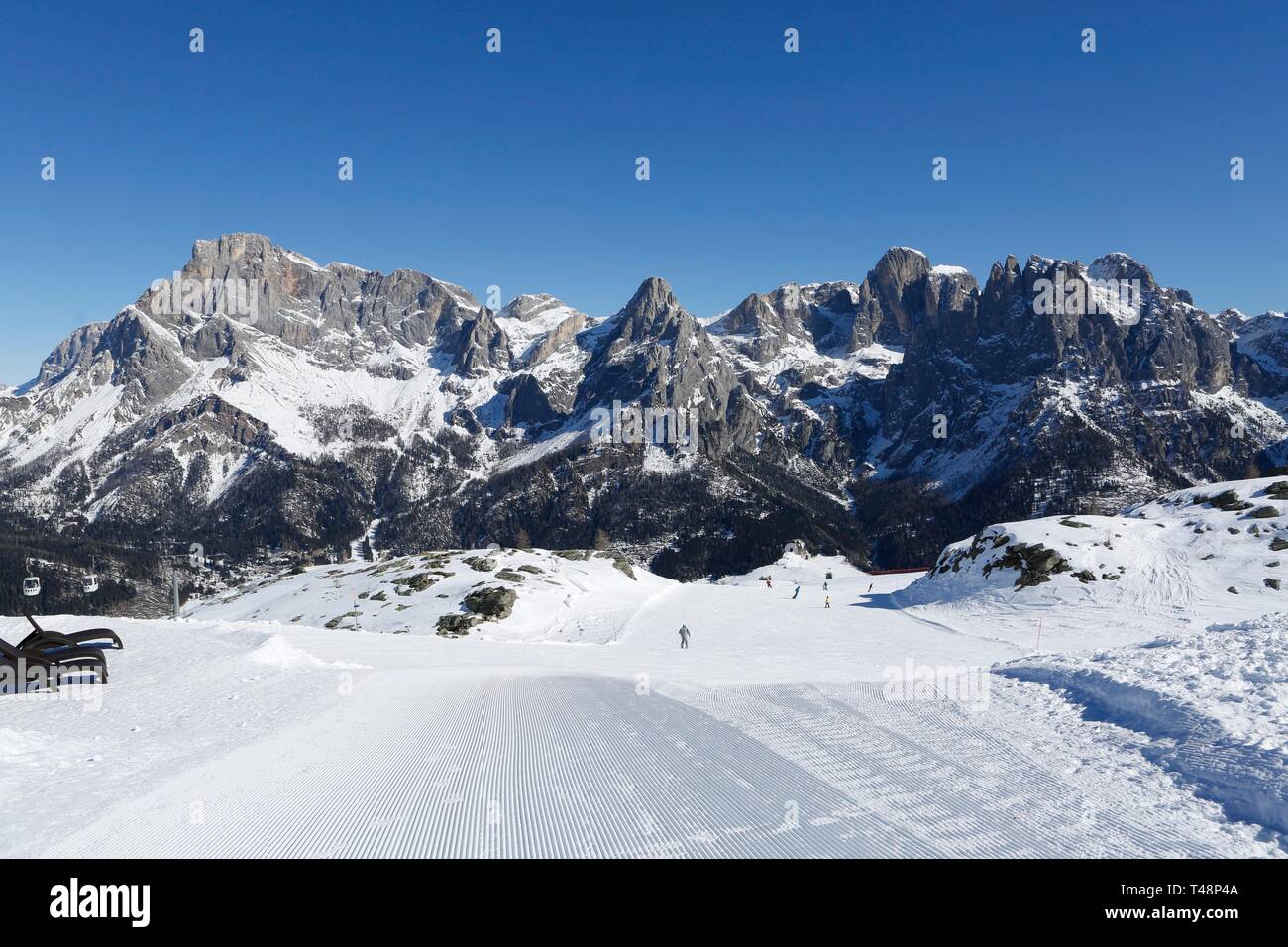 Sciatore sulla pista da sci, ski resort, San Martino di Castrozza, Trentino, Italia Foto Stock