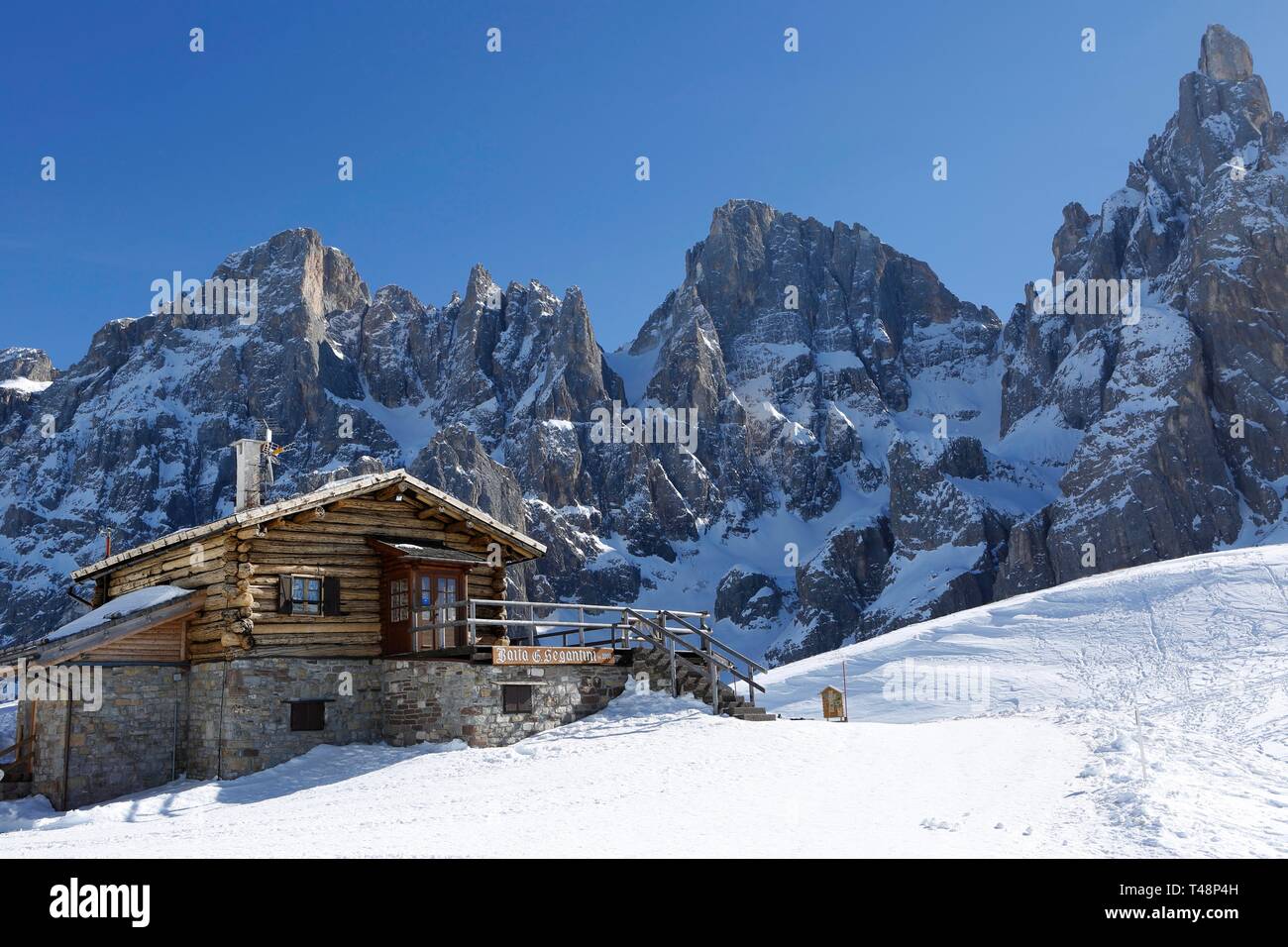 Rifugio di montagna nella neve, ski area di San Martino di Castrozza, Dolomiti, Trentino, Alto Adige, Italia Foto Stock