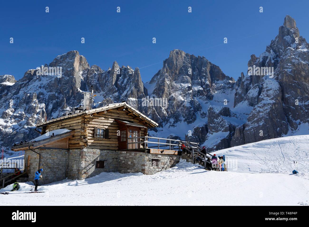 Gli escursionisti al rifugio di montagna nella neve, ski area di San Martino di Castrozza, Dolomiti, Trentino, Alto Adige, Italia Foto Stock