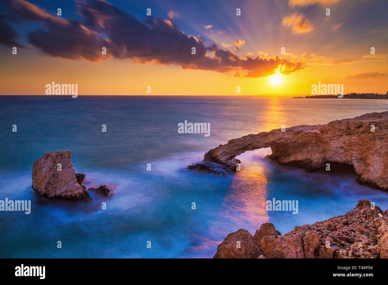 Il Love Bridge di Cipro è un arco naturale roccioso lungo la costa sud-orientale dell'isola di Cipro. Foto Stock