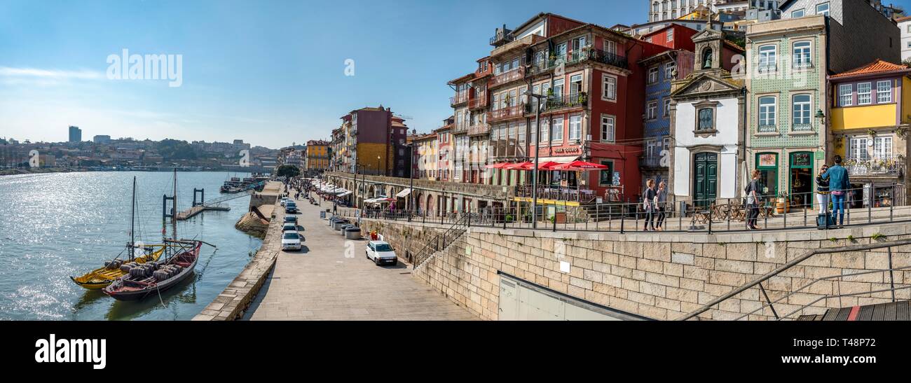 Cais da Ribeira, la passeggiata lungo il fiume Douro con case colorate, Porto, Portogallo Foto Stock