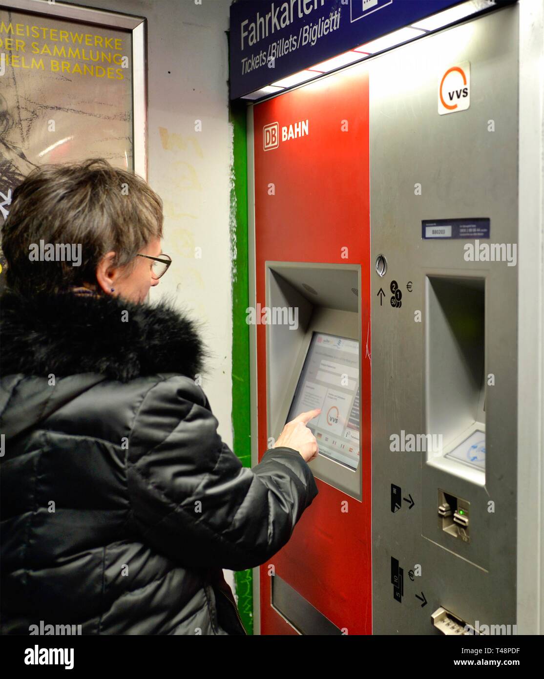 Donna anziana acquista il biglietto alla biglietteria macchina, VVS DB Stuttgart, Baden-Württemberg, Germania Foto Stock