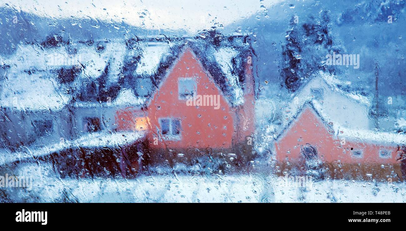 Gocce di pioggia su un vetro di finestra, vista offuscata di una casa in inverno, Witten, Renania settentrionale-Vestfalia, Germania Foto Stock