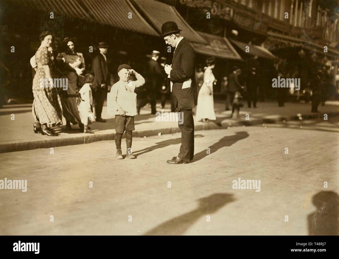 Newsboy 125th St, New York Luglio 1910 Foto Stock