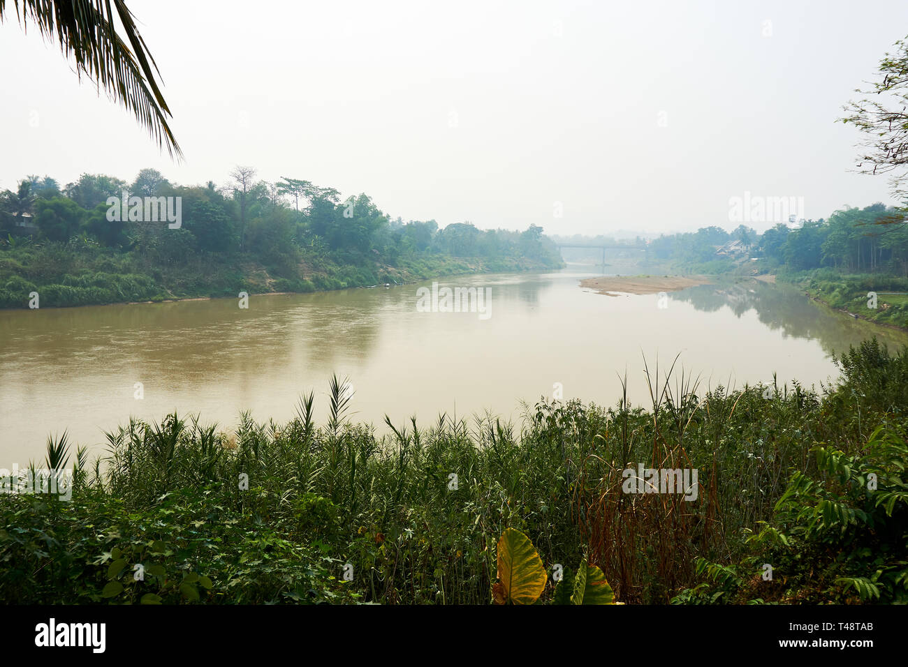 Vista del fiume Nam Khan a Luang Prabang, Laos Foto Stock