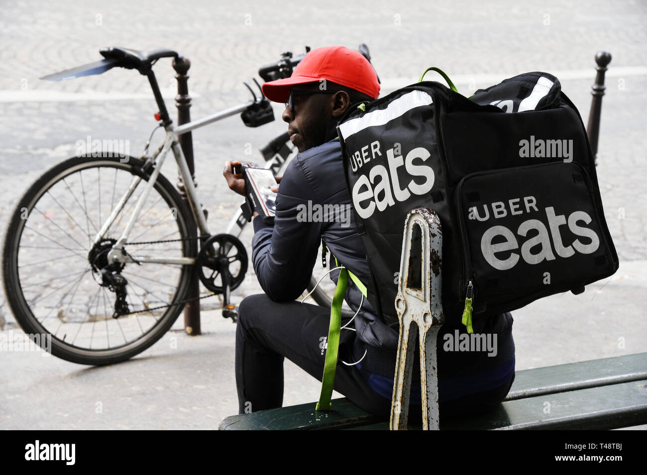 Uber mangia biker consegna a Parigi - Francia Foto Stock