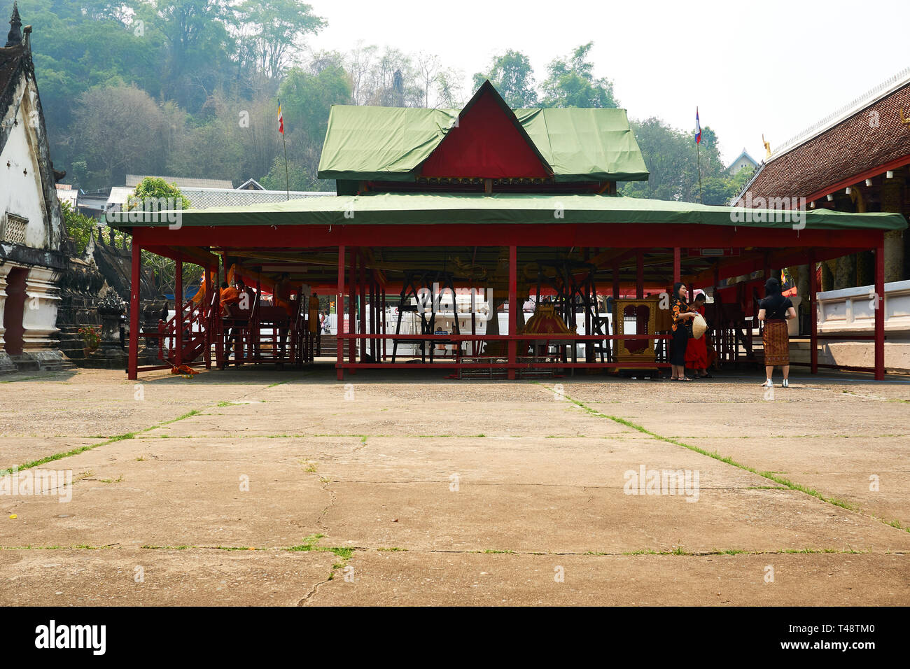 LUANG Prabang, Laos - Aprile 14, 2019. I MONACI sedersi nel tempio a pi mai . Lao Anno nuovo, grande festa dell'acqua Foto Stock