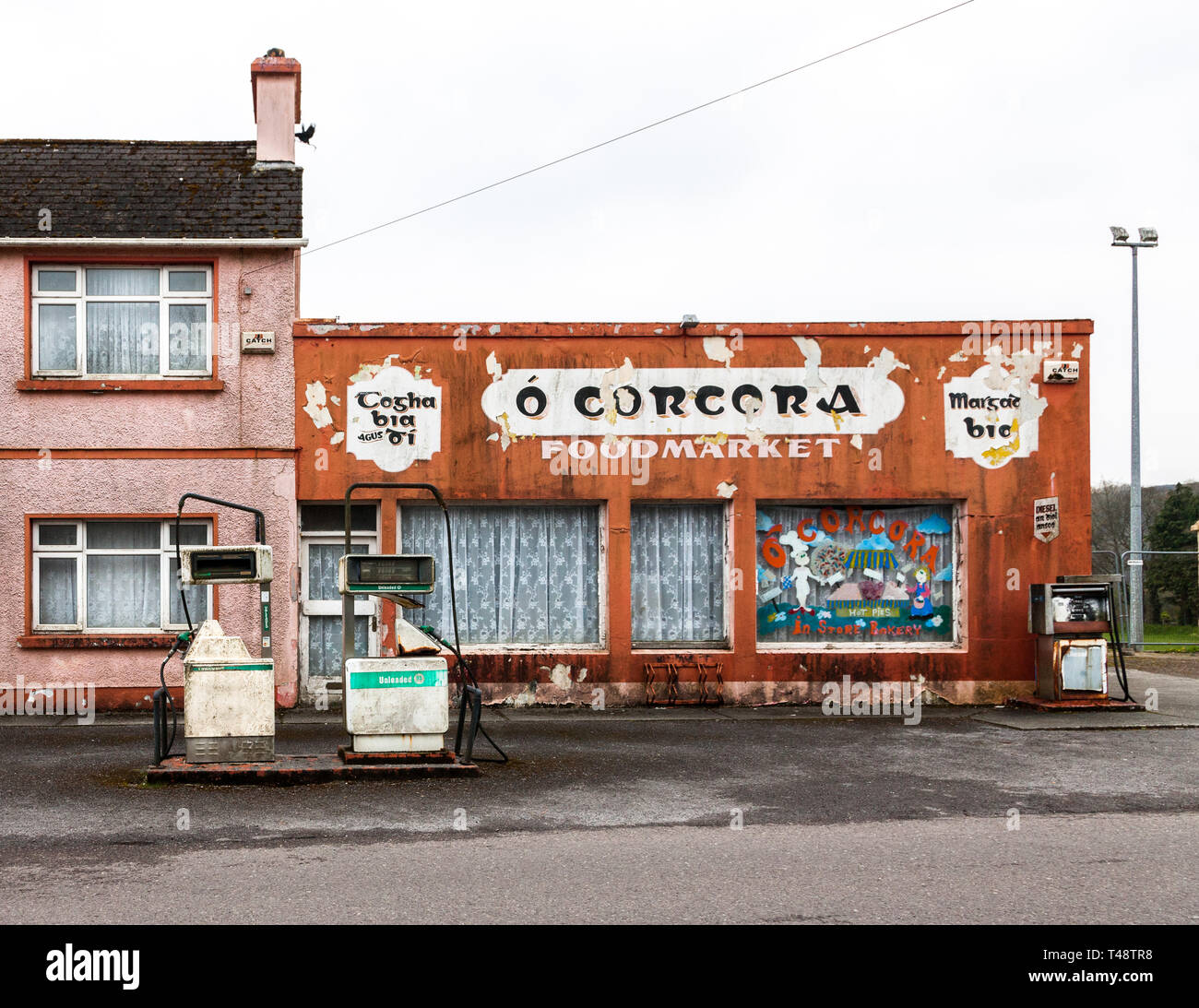 Ballingeary, Co. Cork, Irlanda. 10 Aprile, 2019. Un ora chiuso foodmarket con pompe di benzina a Ballingeary, Co. Cork, Irlanda. Foto Stock