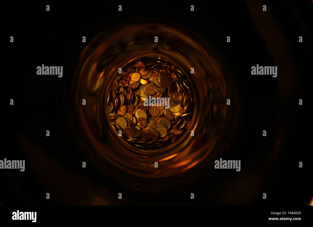 Soldi monete in una bottiglia Foto Stock