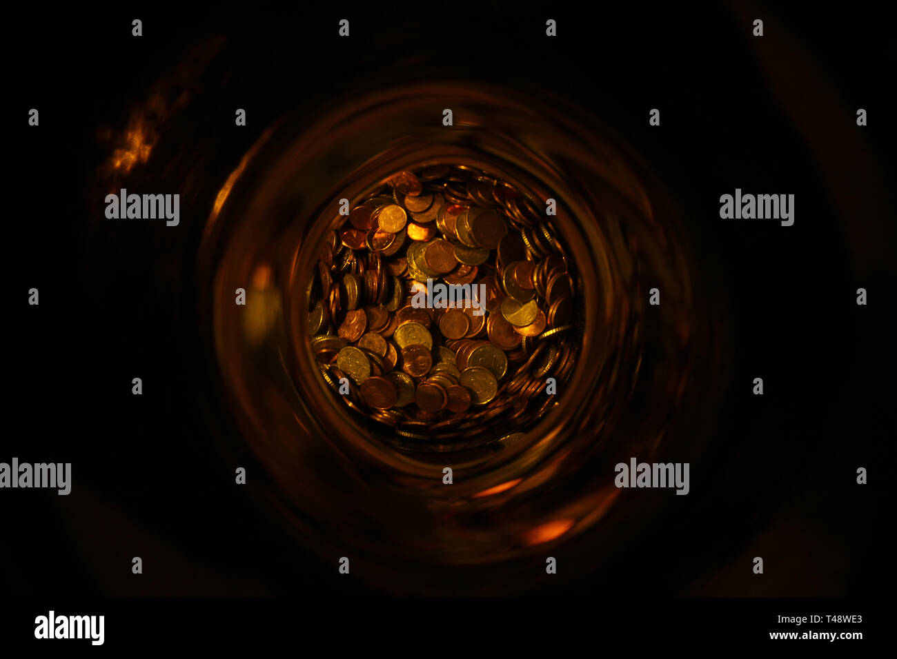 Soldi monete in una bottiglia Foto Stock