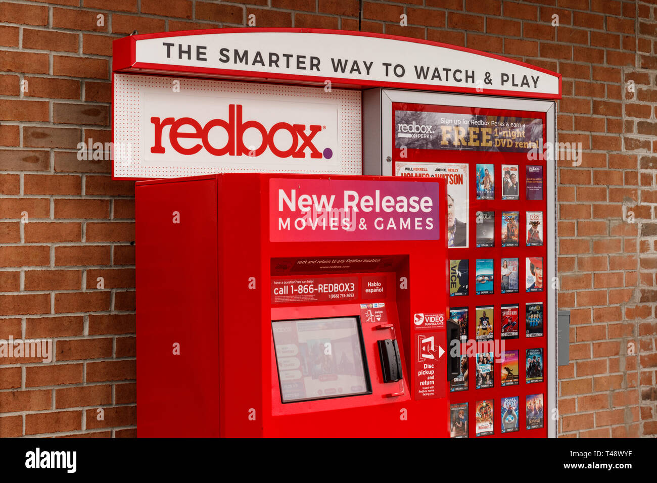 Redbox film DVD e giochi automatici di noleggio macchina distributrice  accanto a un libero erogatore di aria. Minnesota MN USA Foto stock - Alamy