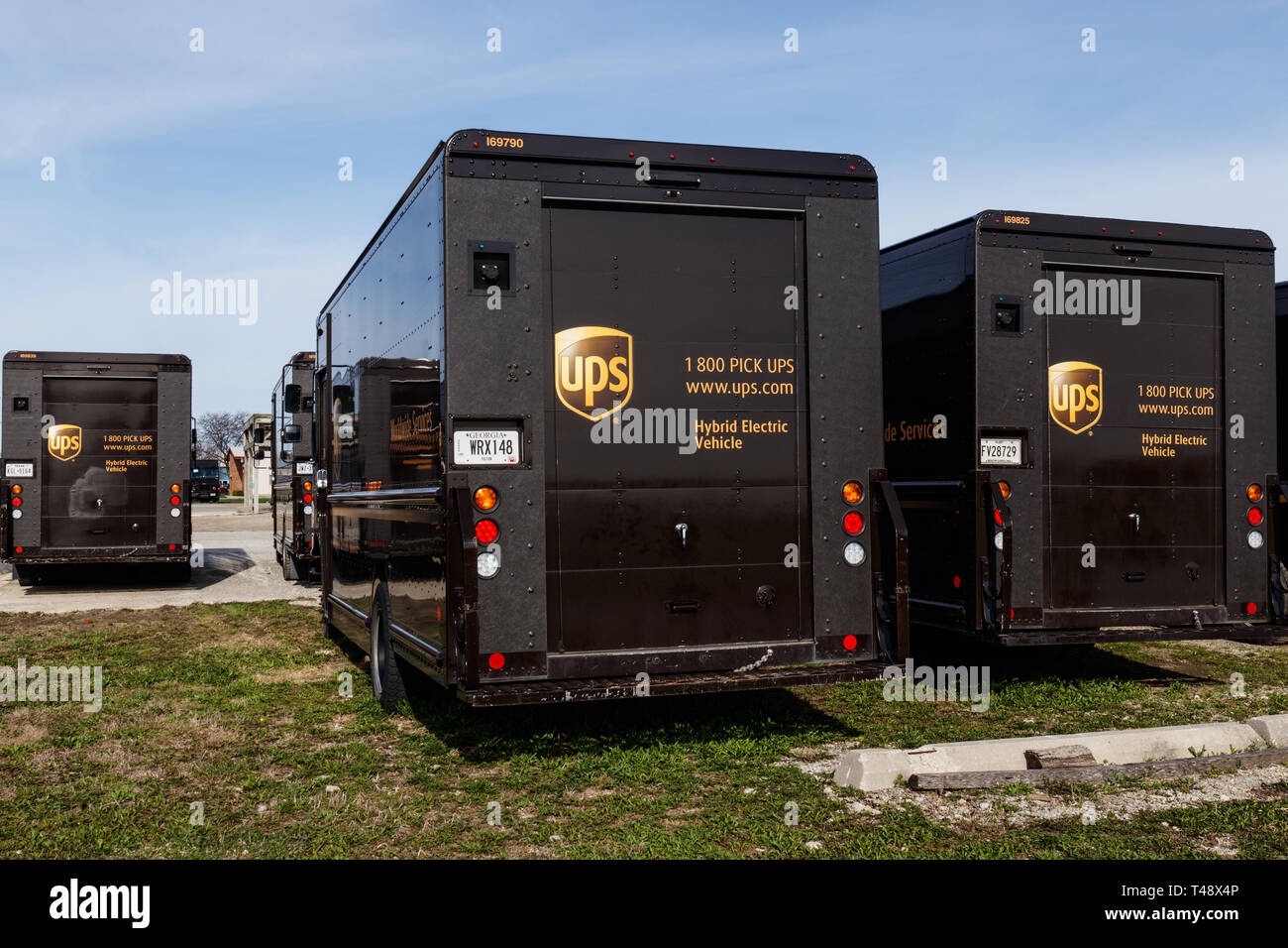 Celina - Circa Aprile 2019: United Parcel Service veicoli elettrici ibridi. UPS è il più grande del mondo di società di consegna di pacchi III Foto Stock