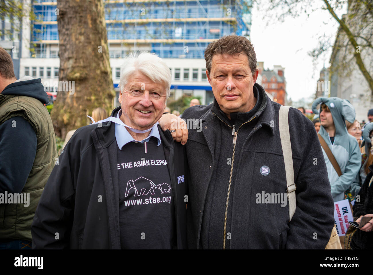 Stanley Johnson e Travers director writer, emittente e animale attivista dei diritti a un arresto trofeo di caccia e commercio di avorio protesta rally Londra Foto Stock