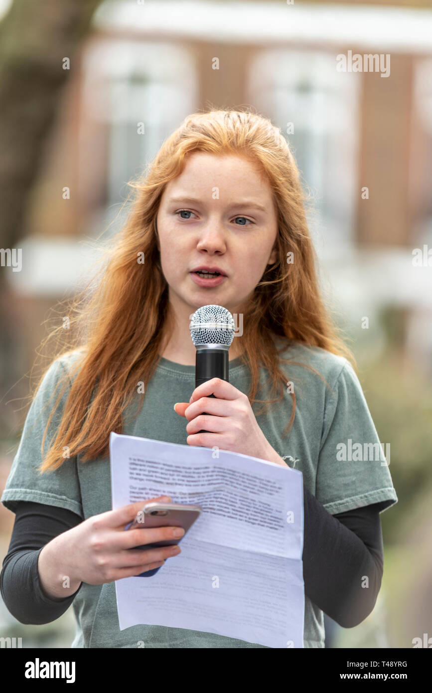 Bella Lack, giovane attivista, che parla ad un rally di protesta per la caccia al trofeo e il commercio d'avorio, Londra, Regno Unito. Ambasciatore dei giovani per la Born Free Foundation Foto Stock