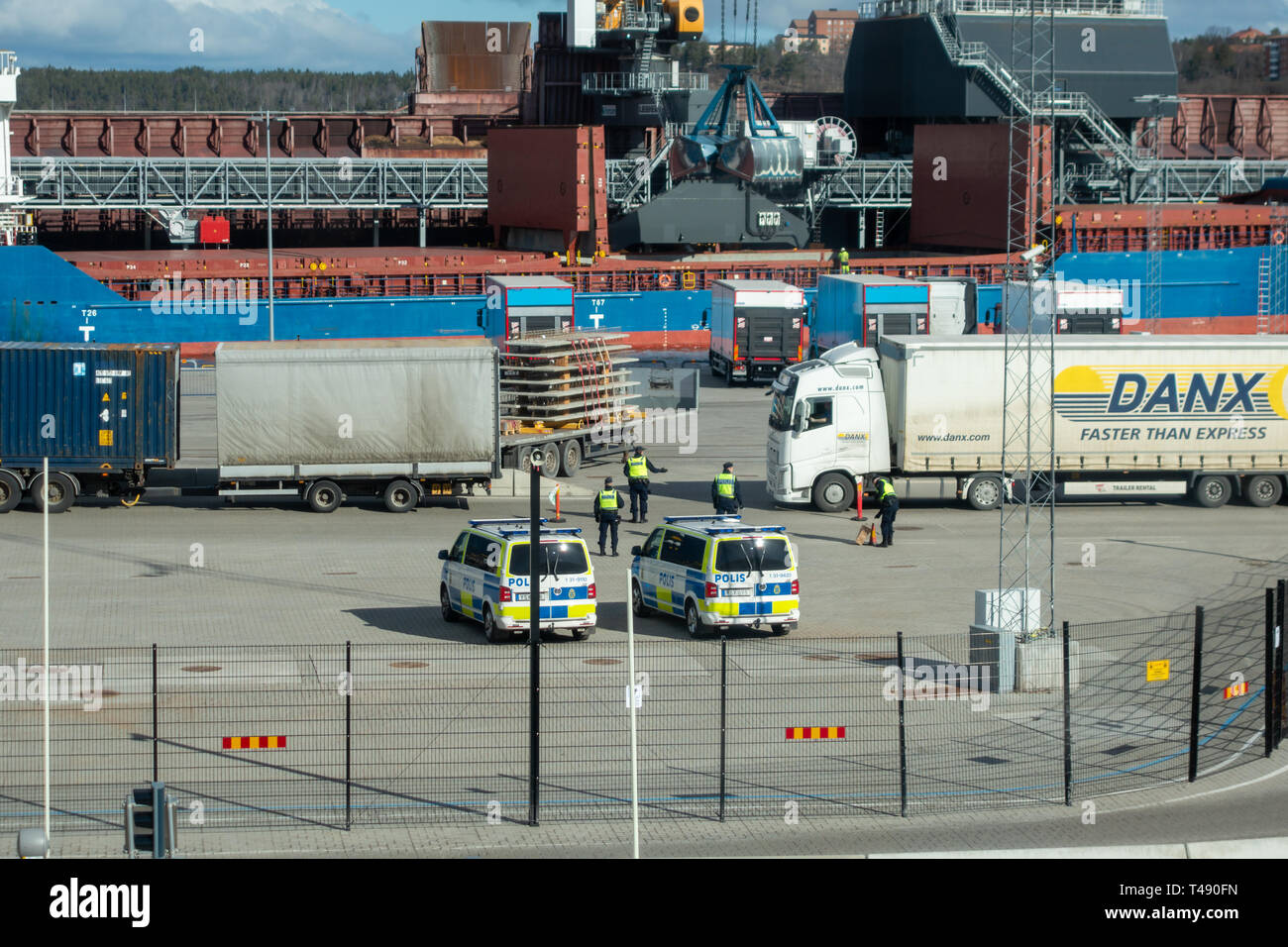 03.26.2019 Redazione Stoccolma Svezia. La polizia di ispezionare i rimorchi al porto che sono provenienti dal traghetto in una mattina di sole Foto Stock