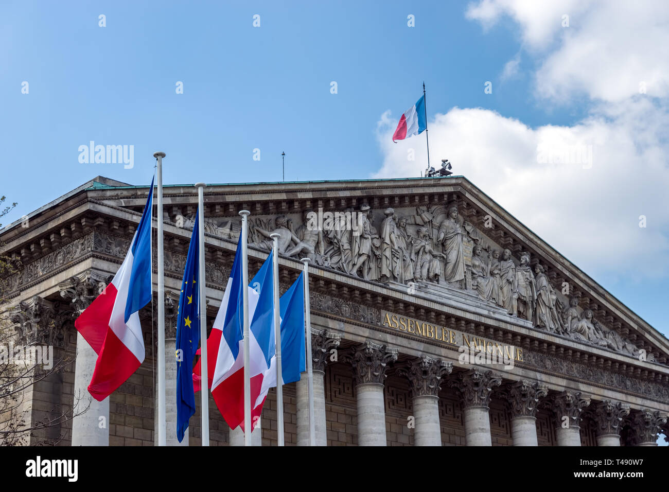 Francese e bandiere europee al vento nella parte anteriore del gruppo nazionale Foto Stock