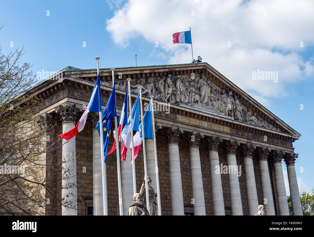 Francese e bandiere europee al vento nella parte anteriore del gruppo nazionale Foto Stock