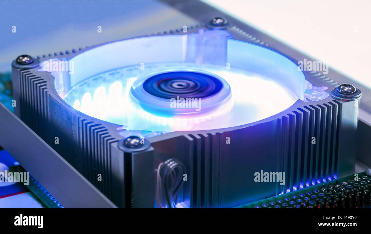 Lo scambiatore di calore del computer con RGB LED luce Foto stock - Alamy