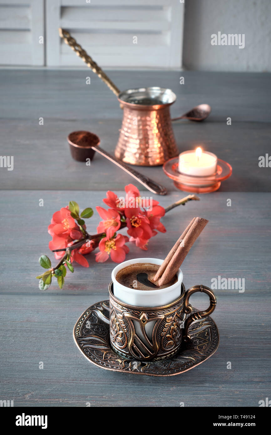 Caffè orientale cotte nel tradizionale turca copper POT del caffè e servito  in una tazza di corrispondenza in metallo ornati portabicchieri Foto stock  - Alamy