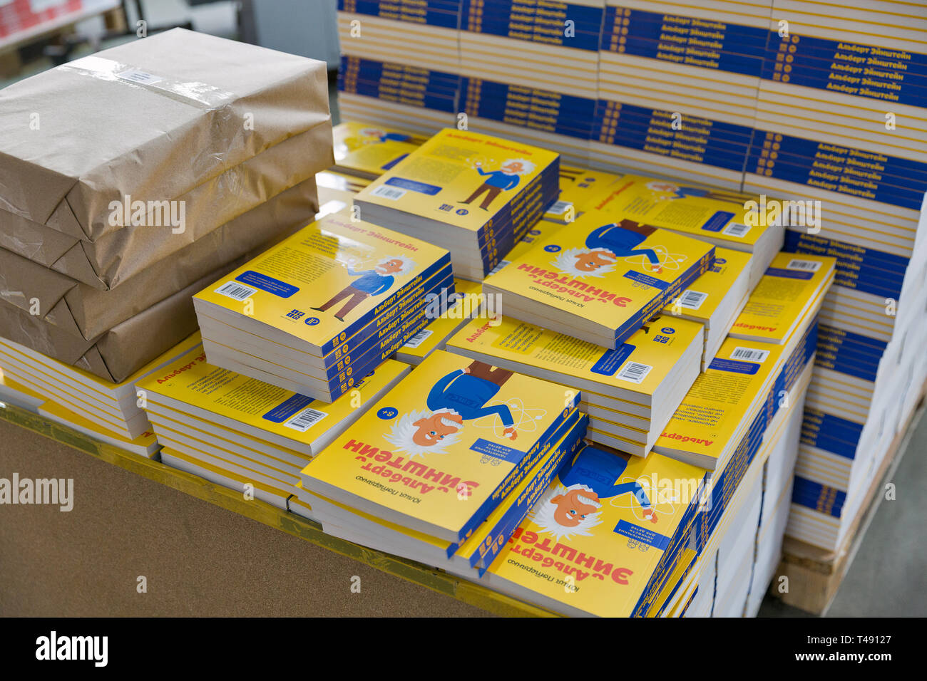 KIEV, UCRAINA - 28 Marzo 2018: Closeup nuova edizione del libro per bambini Albert Einstein di Julia Poterianko appena stampate nella gamma Tipografia stampa. Foto Stock