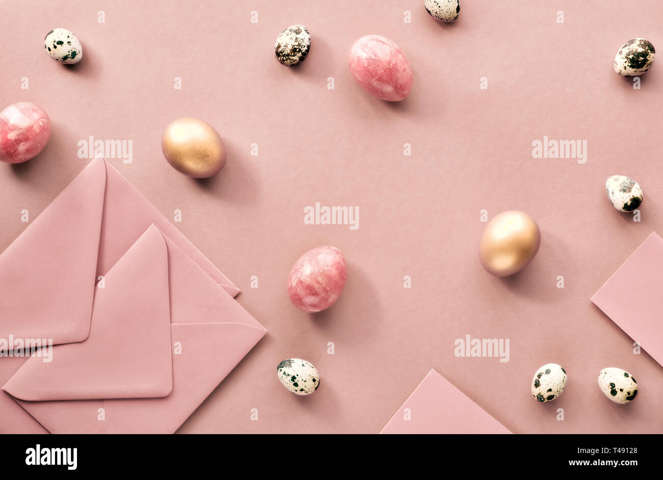 Pasqua laici piatta sul pich carta colorata con uova di quaglia, cartoline e buste Foto Stock