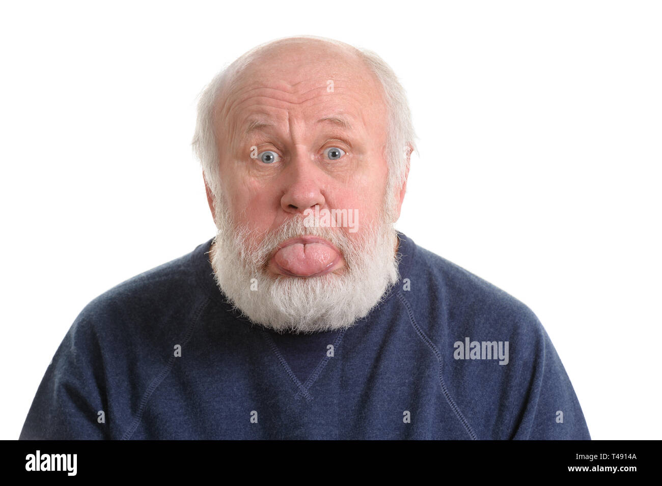 Senior uomo con con la lingua fuori, isolato ritratto Foto Stock