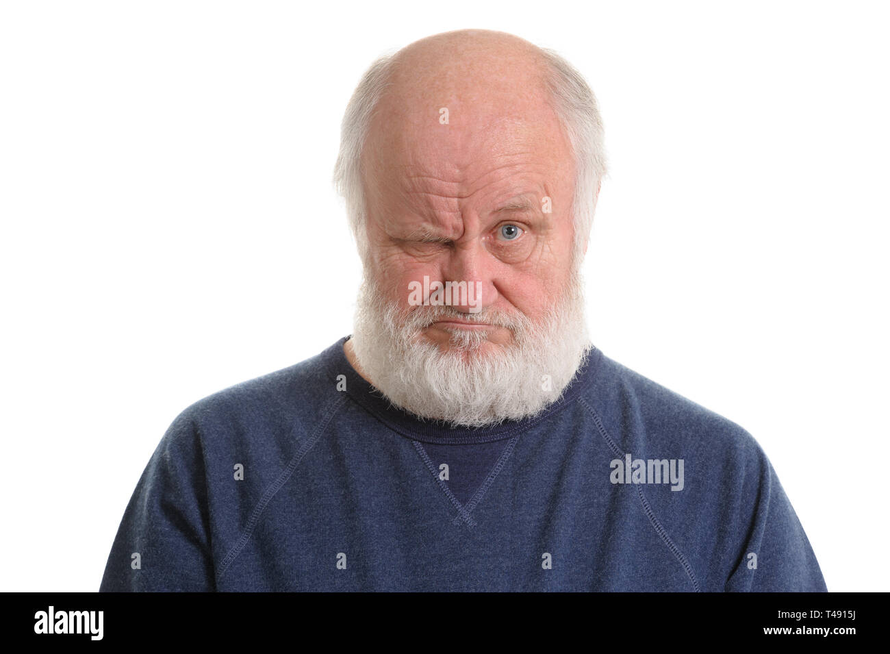 Insoddisfatto orinato vecchio burbero uomo isolato ritratto Foto Stock