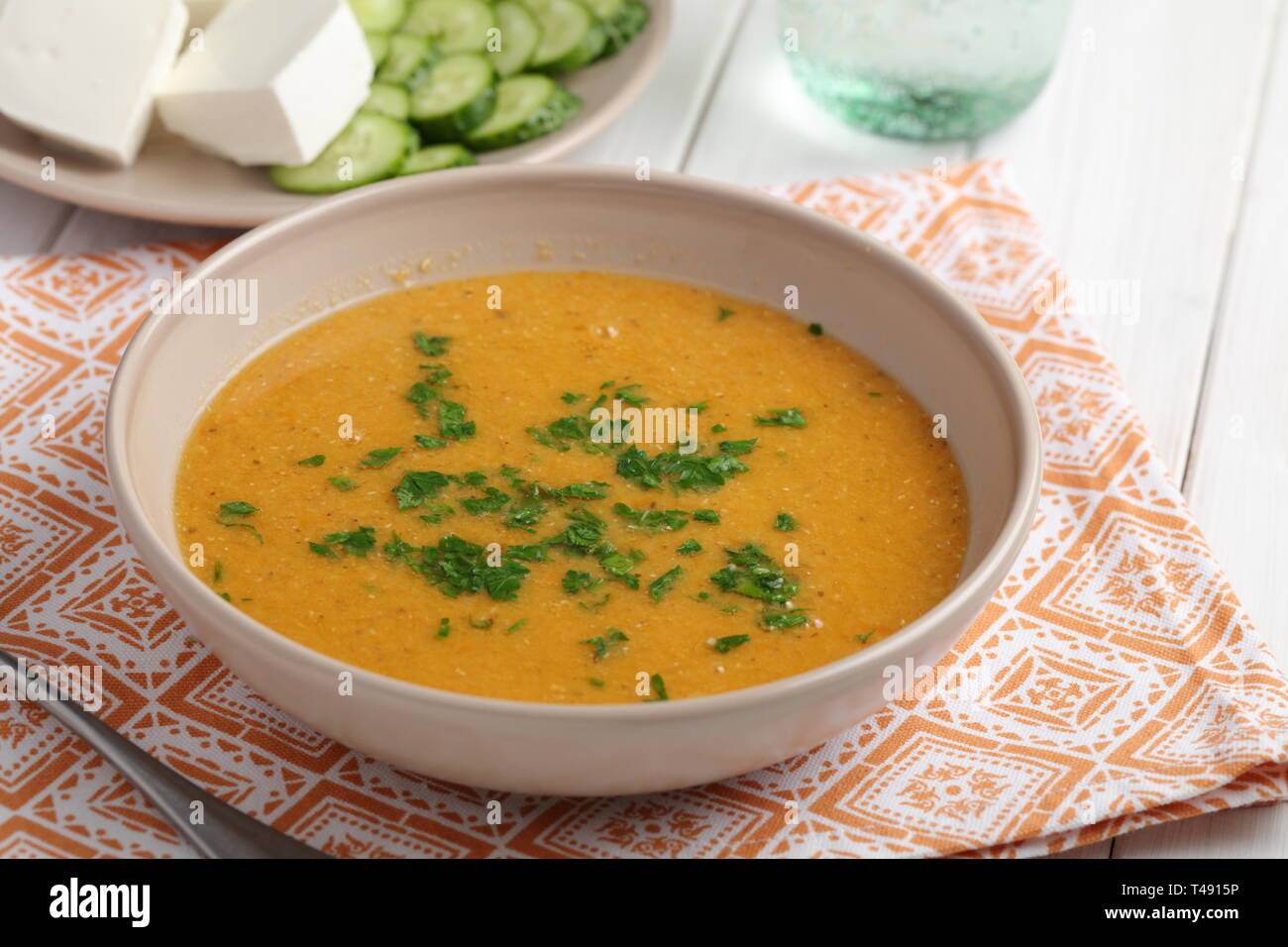 Mercimek corba, turco tradizionale zuppa di lenticchie servita con formaggio, cetrioli, e prezzemolo Foto Stock