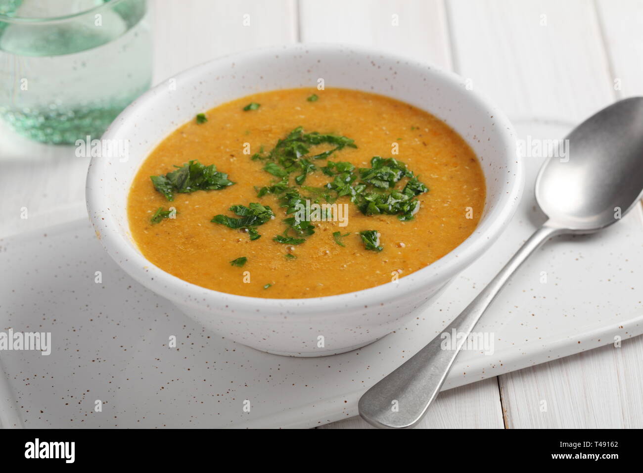 Mercimek corba, turco tradizionale zuppa di lenticchie servita con prezzemolo Foto Stock