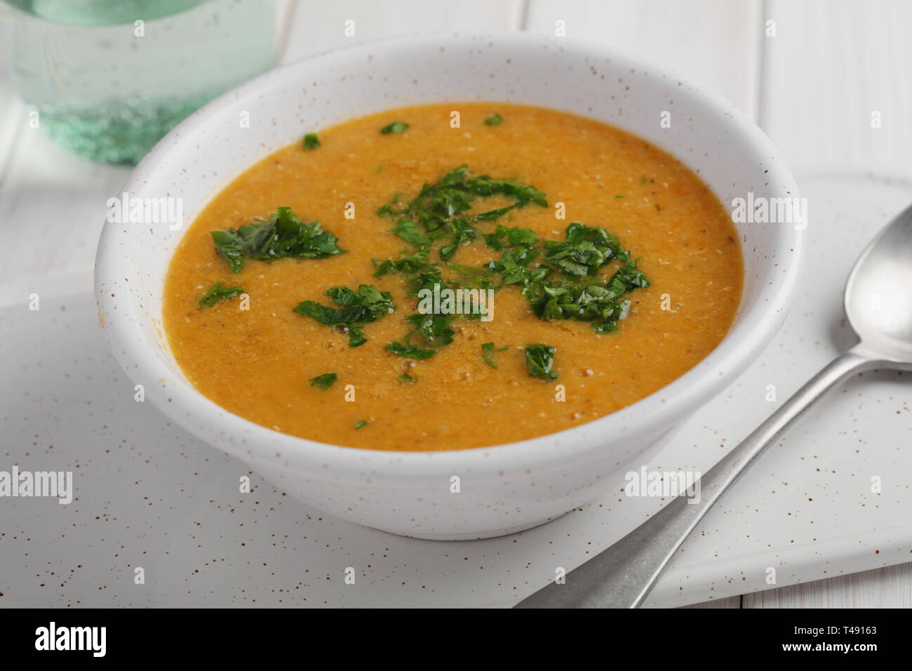 Mercimek corba, turco tradizionale zuppa di lenticchie servita con prezzemolo Foto Stock