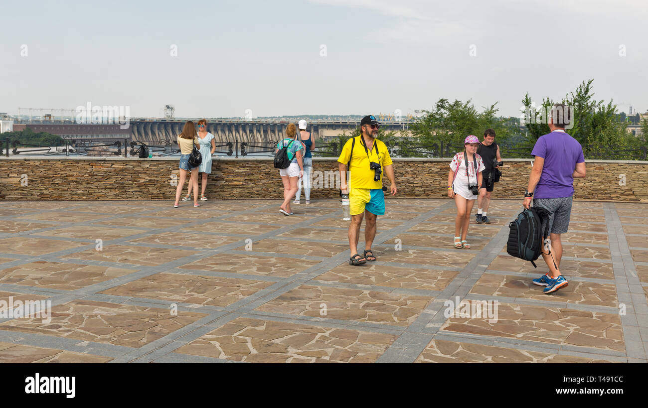 KHORTYTSIA, Ucraina - Luglio 03, 2018: riconosciuto la gente visita di osservazione della scrivania Zaporozhskaya Sich su Khortytsia island con vista su hydroelectri Foto Stock