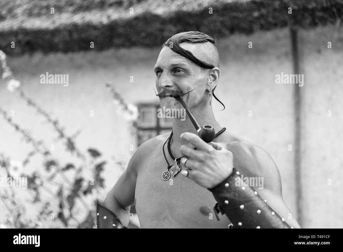 KHORTYTSIA, Ucraina - Luglio 03, 2018: giovani ucraini ritratto di cosacchi con ciuffo e tubazione di tabacco in Zaporozhian Sich. Foto Stock