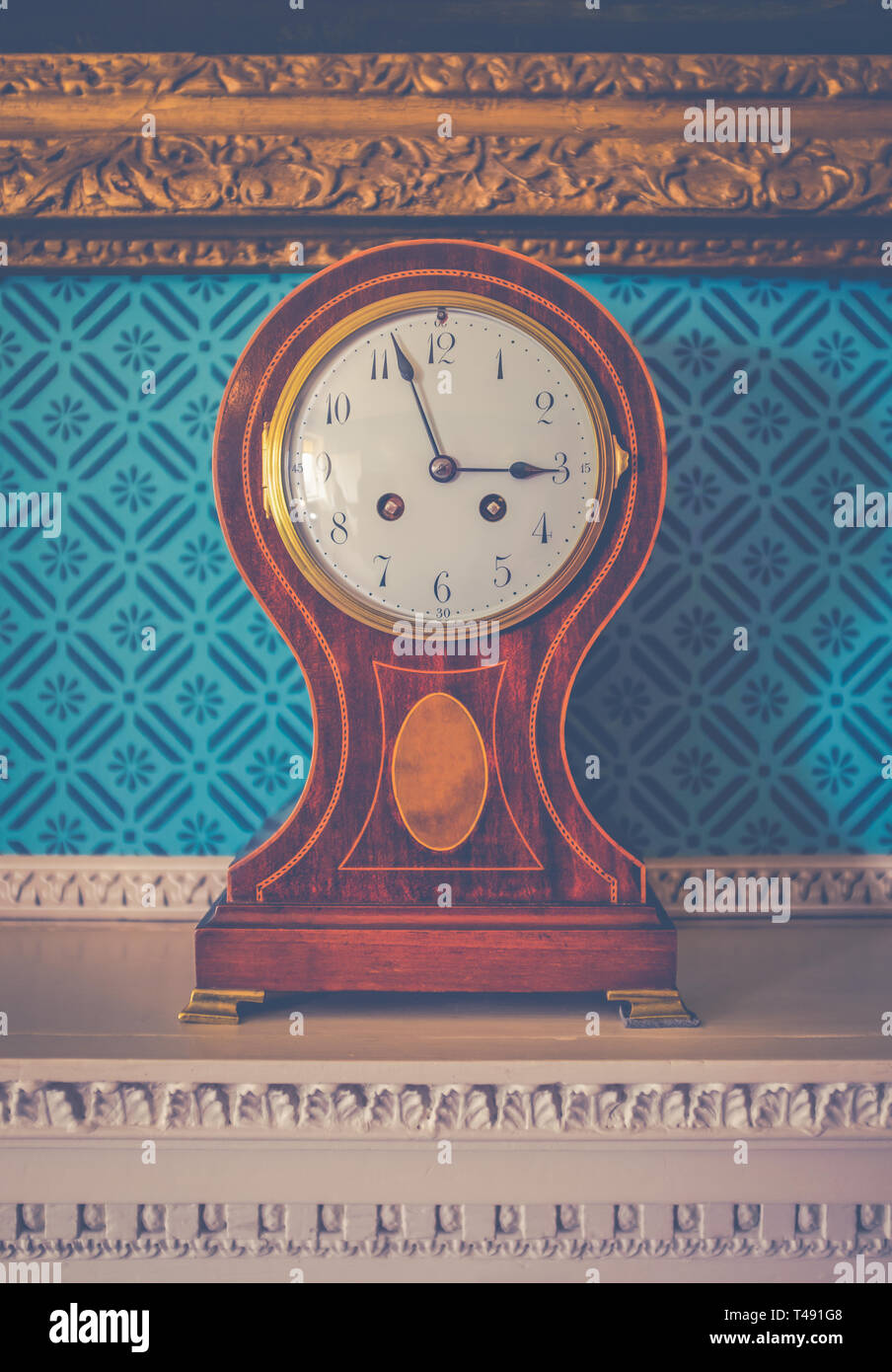 Dettaglio di un bellissimo ed antico orologio su un mantelpiece in un inglese Sede statali Foto Stock